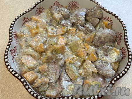 Выложить печень с тыквой в жаропрочную форму (у меня форма диаметром 18 сантиметров).&nbsp;