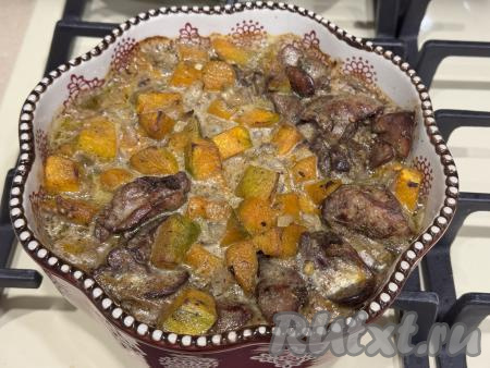 Запекать куриную печень с тыквой в разогретой до 200 градусов духовке 20 минут (кусочки тыквы должны стать мягкими, то есть легко прокалываться вилкой, но при этом хорошо держать форму). Если по прошествии 20 минут с начала запекания кусочки тыквы останутся твердоваты (многое зависит от сорта тыквы), тогда немного увеличьте время приготовления в духовке.