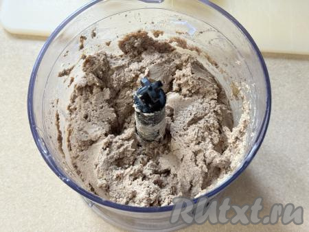 Куриную печень с желтками и маслом прокрутить в измельчителе до однородности. Если нет измельчителя, можно воспользоваться погружным блендером.