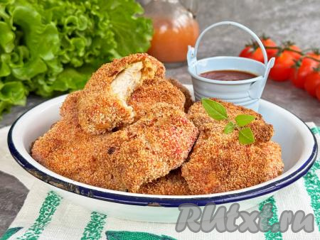 Наггетсы из куриной грудки готовятся в аэрогриле&nbsp;без масла, получаются более диетическими, но не менее вкусными. К столу их можно подать с вашим любимым соусом.