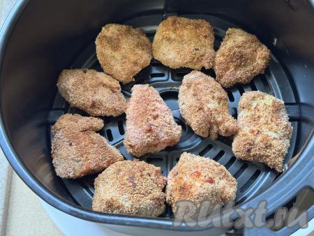 Поместить чашу в аэрогриль, выставить режим 200 градусов на 15 минут.&nbsp;У меня все наггетсы сразу не поместились в аэрогриль, поэтому я запекала их в два этапа.