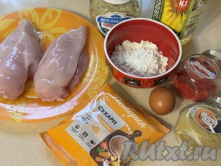 Подготовить продукты для приготовления наггетсов из куриной грудки в аэрогриле. Филе куриной грудки промыть водой, обсушить.