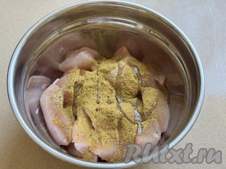 Выложить нарезанное мясо в глубокую миску, добавить соль и любые специи по вкусу (у меня - карри и соль, смешанная со специями), влить растительное масло.