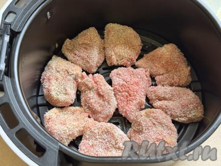 Выложить заготовки наггетсов из куриной грудки&nbsp;в чашу аэрогриля в один слой.