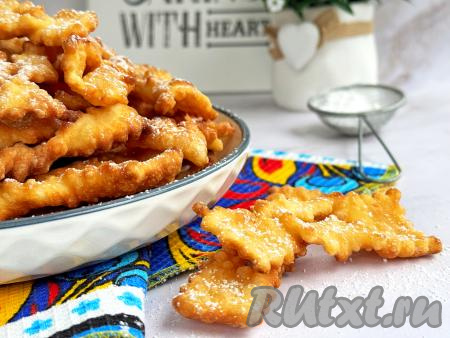 Хворост из теста, замешанного на яичных желтках, получается хрустящим, вкусным, аппетитным, в моей семье это блюдо съедается очень быстро!