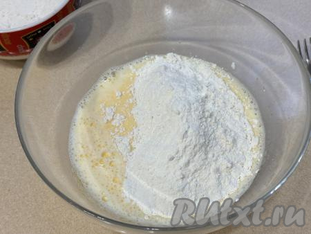 Всыпать 150 грамм муки и щепотку соли, перемешать тесто для хвороста до однородности столовой ложкой.