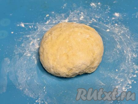 Далее подсыпать тесто в миску небольшими порциями, вначале перемешивая ложкой. А когда замешивать тесто ложкой станет тяжело, перейти на замес руками. Итоговое тесто для хвороста должно практически не липнуть к рукам, быть нежным и пластичным. Возможно, муки для замешивания теста для хвороста понадобится чуть больше или чуть меньше, чем указано в ингредиентах, поэтому я советую ориентироваться на консистенцию замешиваемого теста, а не на количество муки.