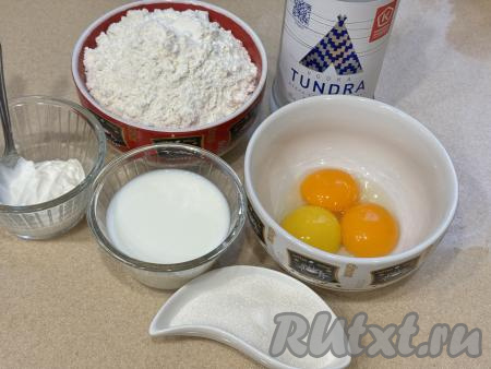 Подготовить продукты для приготовления хвороста на желтках. Сметану можно взять любой жирности. Яйца разделить на желтки и белки (белки в этом рецепте нам не понадобятся). 