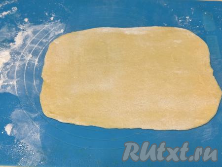 Разделить тесто на 3 части. С помощью скалки&nbsp;на припылённой мукой поверхности&nbsp;раскатать каждую часть теста в тонкий пласт толщиной примерно 2-3 миллиметра.