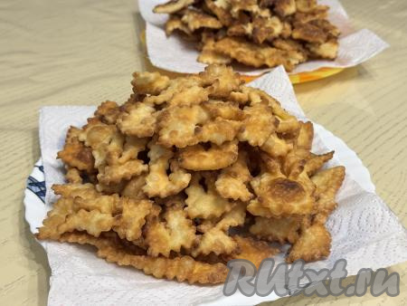 Выложить готовый хворост на тарелку с бумажным полотенцем, чтобы удалить лишний жир.&nbsp;Постепенно, подливая масло по мере необходимости, пожарить в сковороде (или сотейнике) весь хворост.