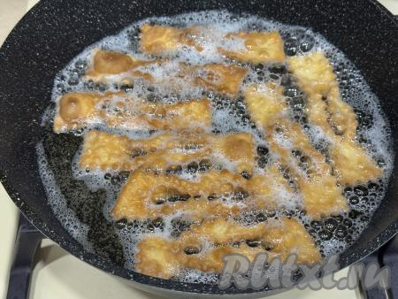 Жарить хворост с двух сторон до золотистого цвета на среднем огне.