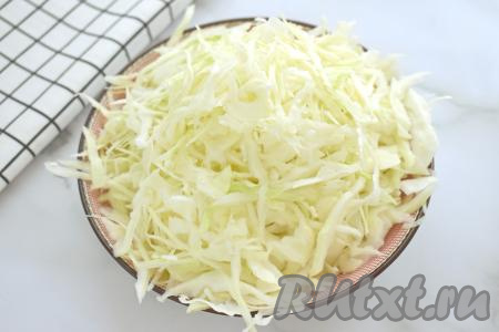 Капусту моем, нарезаем на тонкие полоски. В кастрюлю с закипевшим бульоном кладём картофель и капусту, снова даём закипеть, уменьшаем огонь, варим 15 минут.