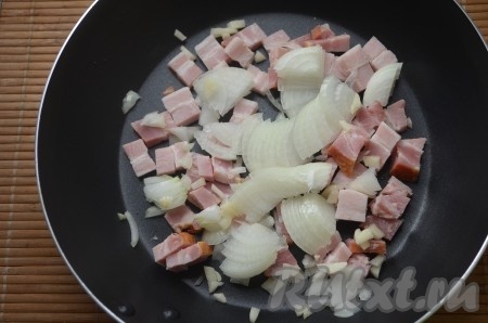 Бекон, очищенные лук и чеснок мелко нарезать, обжарить на растительном масле, помешивая, на среднем огне до золотистого цвета, снять с огня.