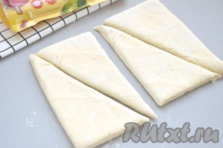 Теперь каждую половинку теста разрезаем по диагонали, получатся 4 треугольника из теста.