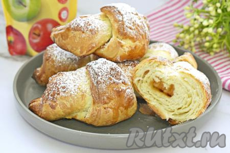 Аппетитные, приятно похрустывающие круассаны, приготовленные из слоёного дрожжевого теста, с нежной начинкой из повидла станут приятным дополнением и к чаю, и к кофе.