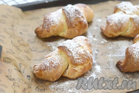 Выпекаем круассаны с повидлом в духовке, разогретой до 200 градусов минут 15-20 (до подрумянивания слоёного дрожжевого теста). Духовки у всех разные, поэтому продолжительность выпечки может немного отличаться. Готовую выпечку достаём из духовки, даём немного остыть. При подаче остывшие круассаны можно посыпать сахарной пудрой.