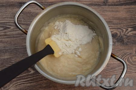 В получившуюся массу всыпать 40 грамм муки, тщательно вмешать лопаткой овощное тесто.