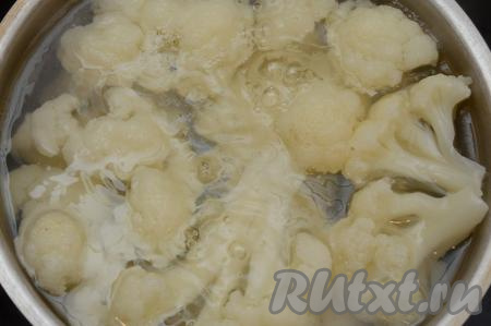Когда вода закипит, уменьшить огонь, посолить воду по вкусу. Варить цветную капусту с момента закипания 5-7 минут (соцветия должны стать мягкими, легко прокалываться ножом).