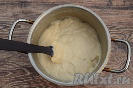 Затем подсыпать муку небольшими порциями, каждый раз хорошо вмешивая её лопаткой. Итоговое тесто для оладий из цветной капусты с сыром должно напоминать в меру густую сметану, как на фото. Как только добились нужной густоты теста, значит муку больше добавлять не нужно. Для замешивания теста для этих овощных оладий может понадобиться чуть больше или чуть меньше муки, чем указано в ингредиентах, так как количество муки, которое нужно будет добавить, во многом зависит от водянистости капусты и от размера яиц. Поэтому, постепенно добавляя муку, я советую ориентироваться именно на консистенцию теста.