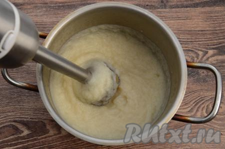 Прямо в кастрюле пюрировать цветную капусту&nbsp;при помощи погружного блендера до получения однородного пюре.