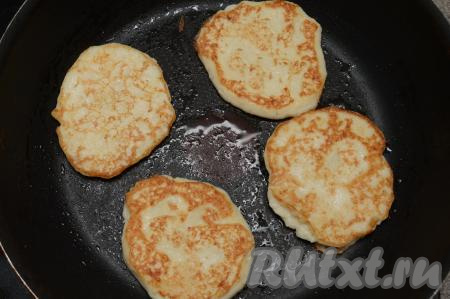Жарить овощные оладьи до румяности с двух сторон (примерно по 2-3 минуты с каждой стороны) на среднем огне.