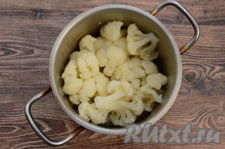 Затем воду из кастрюли слить, остудить капусту в кастрюле.