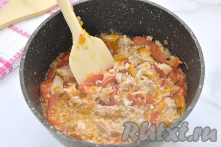 Обжариваем тушёнку с овощами 5 минут, разделяя крупные куски мяса лопаткой.