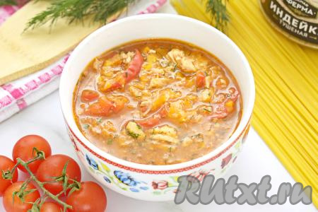 Вкусный, аппетитный, насыщенный гуляш из тушёнки раскладываем по тарелкам, дополняем гарниром, поливаем томатной подливкой, в которой тушилось блюдо, и подаём к столу.