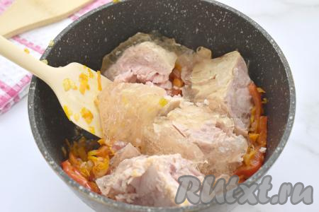 Теперь добавляем к овощам тушёнку, предварительно убрав жир (я взяла тушёнку из индейки).