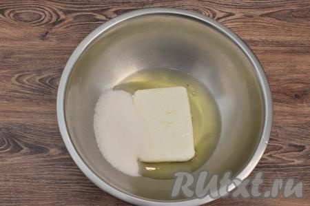 Теперь займёмся начинкой. В миску нужно выложить творог, добавить яичные белки и сахар, растереть массу сначала вилкой, а затем довести до однородности с помощью силиконовой лопаткой. Если творог у вас крупинчатый, тогда можно просто пробить творожную массу до однородности погружным блендером.