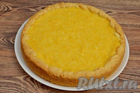 Выпекать&nbsp;песочный пирог с тыквой и творогом в разогретой до 180 градусов духовке в течение 40-45 минут. Начинка в середине должна схватиться и не быть жидкой. Готовый пирог достать из духовки, дать ему 10-15 минут постоять в форме, а затем вынуть его из формы и дать как следует остыть, чтобы творожно-тыквенная начинка стабилизировалась.