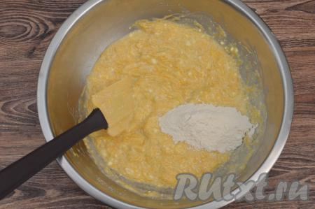 Перемешать творожно-тыквенную массу до однородности. Затем начать понемногу всыпать муку, каждый раз полностью вмешивая её в начинку.