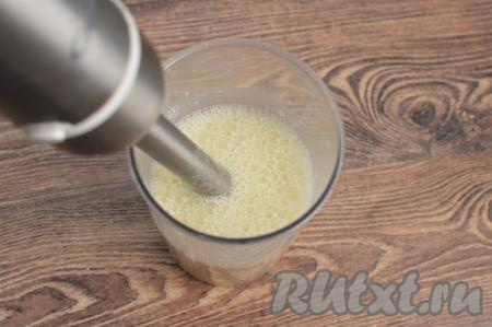 В чашу блендера с яблочным пюре влить кефир, пробить блендером в течение 1-2 минут. Попробовать получившийся смузи на вкус и, если надо, тогда&nbsp; добавить сахар или мёд по вкусу. Я добавила 1,5 чайных ложки сахара. Ещё раз взбить смузи, чтобы сахар полностью растворился.