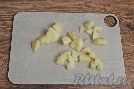 Яблоко очистить от кожуры, нарезать на средние дольки, не затрагивая семенную коробочку.