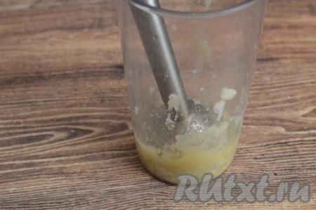 Пюрировать яблоки погружным блендером до получения однородного пюре.