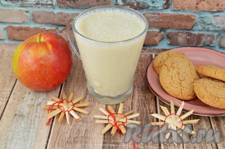 Нежнейший, ароматный смузи, приготовленный&nbsp;из яблока и кефира, разлить по чашкам и сразу же подать к столу.&nbsp;Всего получилось 400 миллилитров напитка. Уверена, бархатистый вкус этого яблочного смузи понравится и деткам, и взрослым!