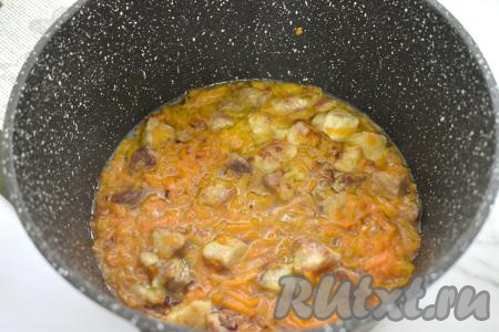 Теперь вливаем к свинине и овощам половину стакана воды (примерно 125 миллилитров), даём воде закипеть, уменьшаем огонь до минимума, тушим 10 минут.