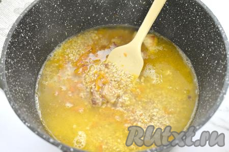 Свинину с овощами и ячневой крупой заливаем 500 миллилитрами кипящей воды, перемешиваем.