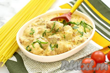 Очень вкусный, нежный гуляш из свинины раскладываем по тарелкам, по желанию, посыпаем мелко нарезанной зеленью (например, укропом или петрушкой) и, дополнив гарниром, политым соусом из сливок, в котором тушилось мясо, подаём к столу.