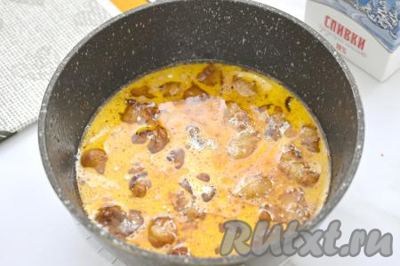 К свинине вливаем сливки, перемешиваем, доводим до кипения и сразу до минимума уменьшаем огонь.