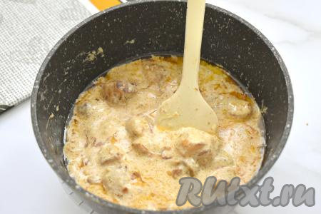 Готовим гуляш из свинины со сливками&nbsp;6-7 минут (до загустения), убираем с огня.