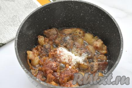 После того как свинина станет мягкой, добавляем к ней муку, соль и специи (в качестве специй я использовала паприку и&nbsp;чёрный молотый перец). Перемешиваем, равномерно распределяя муку по всем кусочкам мяса, обжариваем 1-2 минуты.