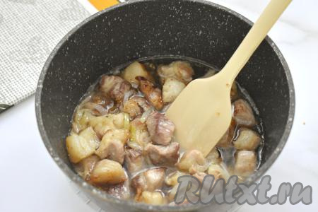 Затем вливаем к свинине 100 миллилитров воды, доводим до кипения, уменьшаем огонь, тушим свинину минут 20-25 (до мягкости мяса). Если в процессе тушения вода выпарится, можно добавить ещё немного воды.&nbsp;