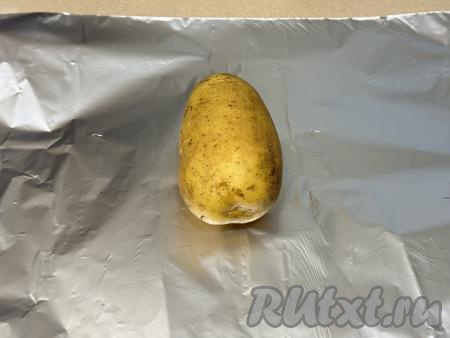 Подготовленный картофель выложить на лист фольги.
