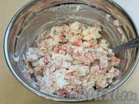 Добавить майонез и сметану к крабовым палочкам, перемешать и начинка для крошки-картошки готова.