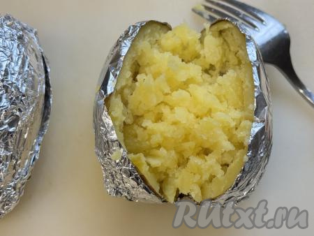 Как только масло начнёт таять, посолить мякоть картошки и размять вилкой в пюре.