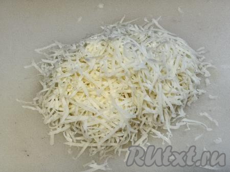 Сыр натереть на мелкой тёрке.
