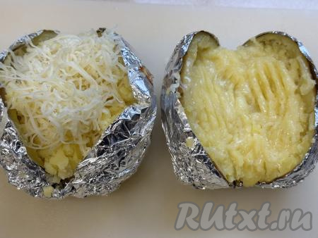 Перемешать горячее пюре с сыром и слегка разровнять.