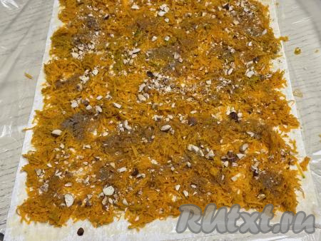 Равномерно распределить орехи поверх тыквы. Присыпать всю тыкву сахаром и корицей.