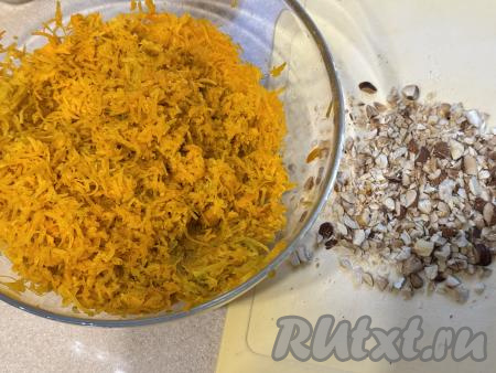 400 грамм тыквы, заранее очищенной от кожуры и волокон с семечками,&nbsp;натереть на мелкой тёрке в глубокую миску. Орехи, если будете использовать, нужно измельчить ножом в крошку.&nbsp;